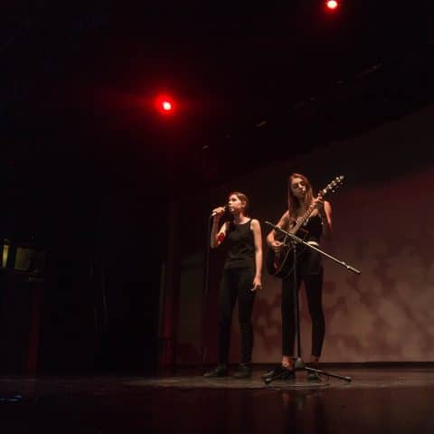 pop school scene chant musique jeunes activites loisirs