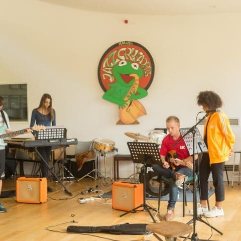 pop school musique activités loisirs jeunes blouson